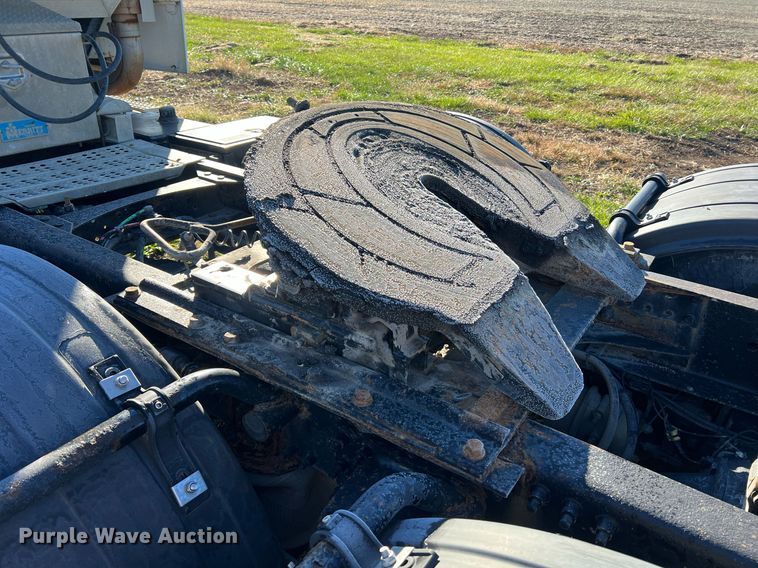 image for item NI9122 2001 Volvo VN Series  semi truck