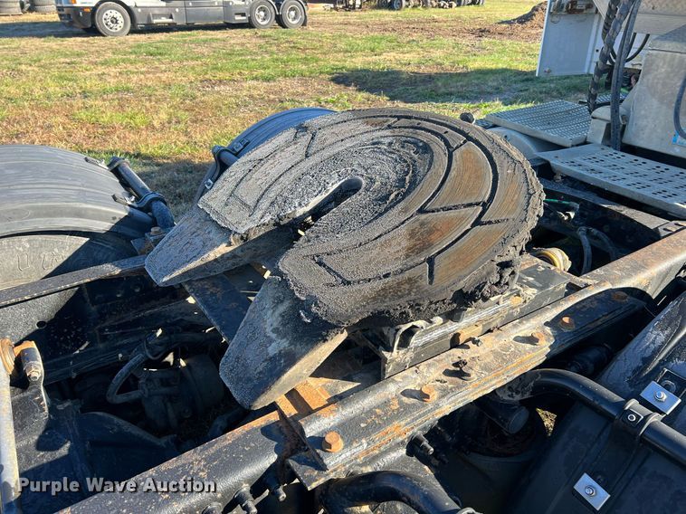 image for item NI9122 2001 Volvo VN Series  semi truck