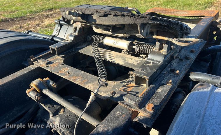 image for item NI9122 2001 Volvo VN Series  semi truck