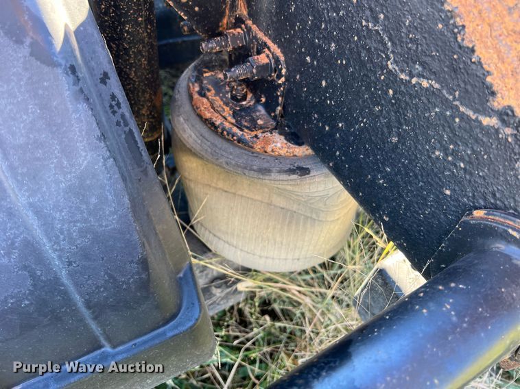 image for item NI9122 2001 Volvo VN Series  semi truck