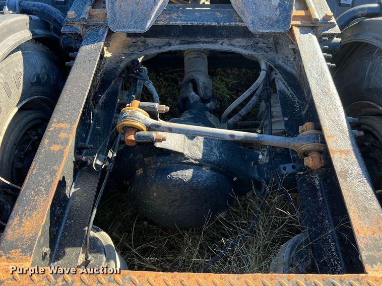 image for item NI9122 2001 Volvo VN Series  semi truck