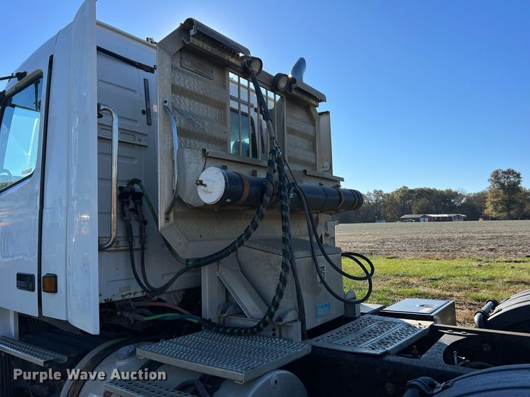 image for item NI9122 2001 Volvo VN Series  semi truck