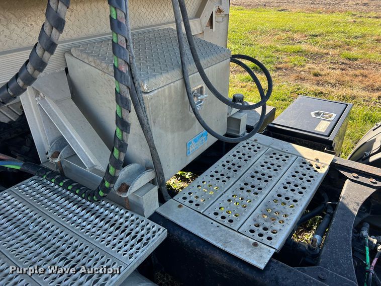 image for item NI9122 2001 Volvo VN Series  semi truck