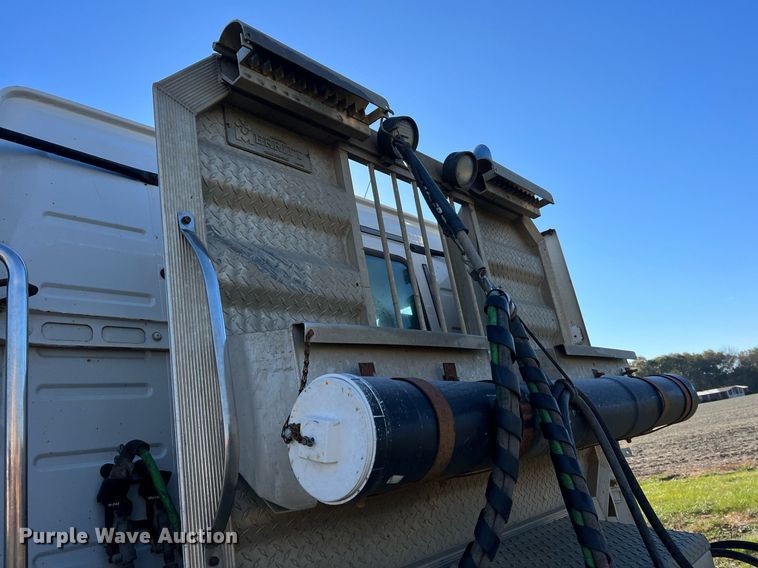 image for item NI9122 2001 Volvo VN Series  semi truck