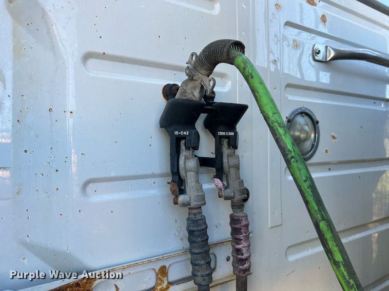 image for item NI9122 2001 Volvo VN Series  semi truck