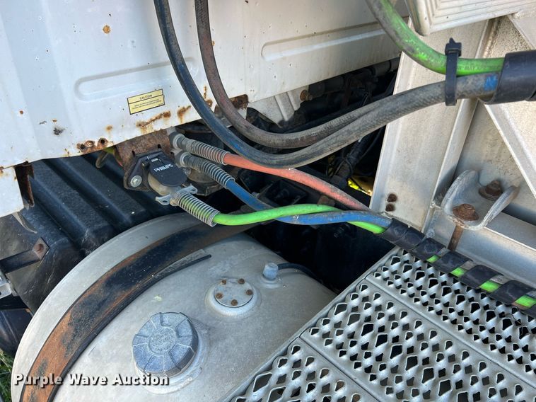 image for item NI9122 2001 Volvo VN Series  semi truck