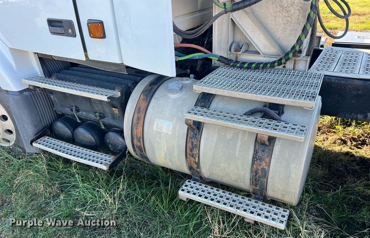 image for item NI9122 2001 Volvo VN Series  semi truck