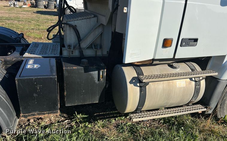 image for item NI9122 2001 Volvo VN Series  semi truck