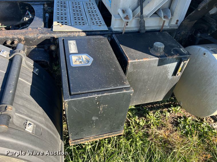 image for item NI9122 2001 Volvo VN Series  semi truck