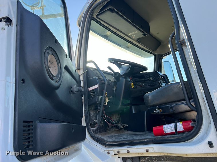 image for item NI9122 2001 Volvo VN Series  semi truck