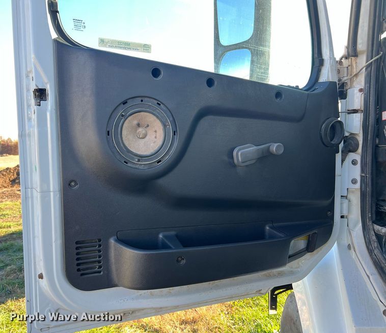 image for item NI9122 2001 Volvo VN Series  semi truck