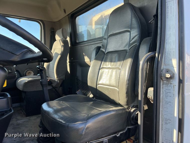 image for item NI9122 2001 Volvo VN Series  semi truck