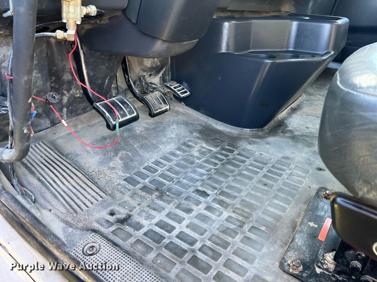 image for item NI9122 2001 Volvo VN Series  semi truck