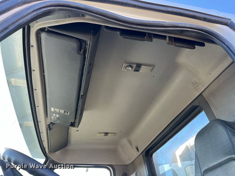 image for item NI9122 2001 Volvo VN Series  semi truck