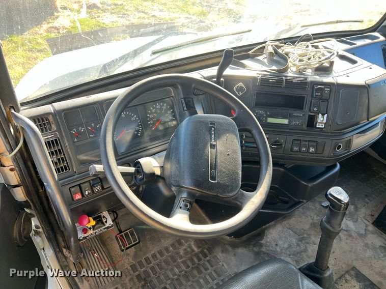 image for item NI9122 2001 Volvo VN Series  semi truck