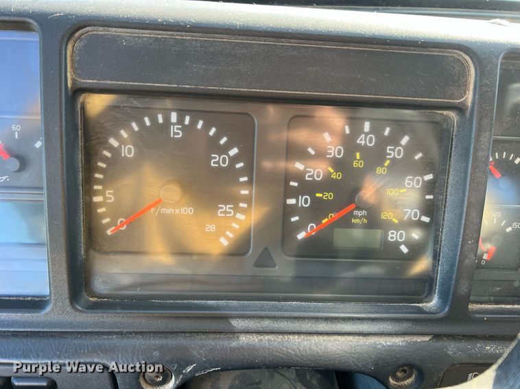 image for item NI9122 2001 Volvo VN Series  semi truck