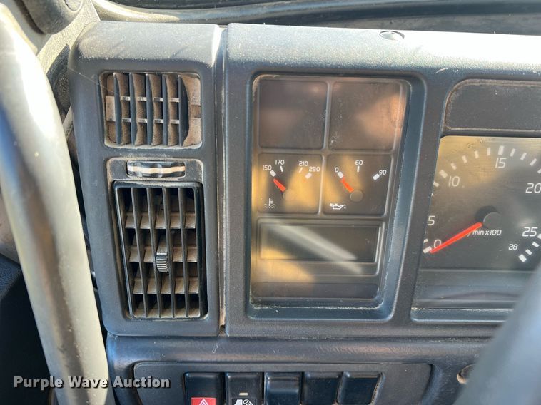 image for item NI9122 2001 Volvo VN Series  semi truck