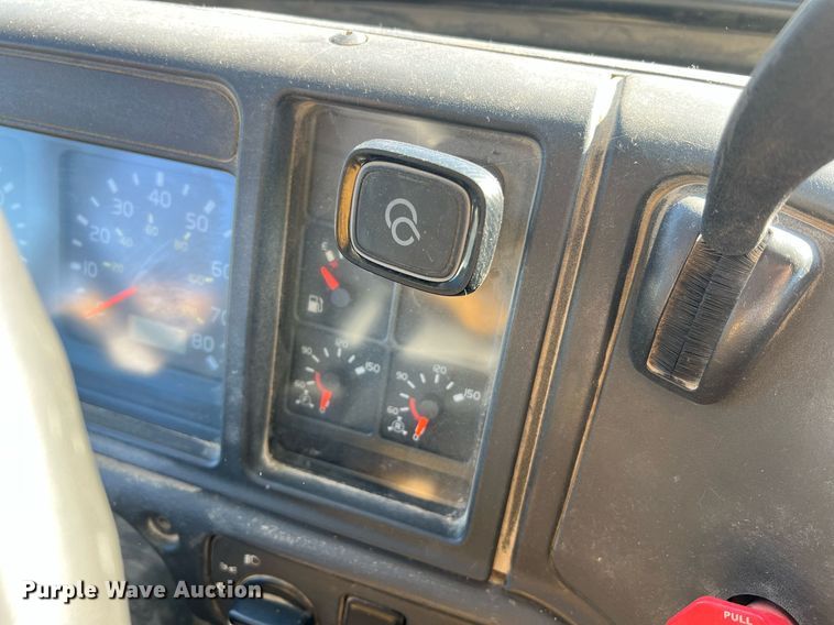 image for item NI9122 2001 Volvo VN Series  semi truck