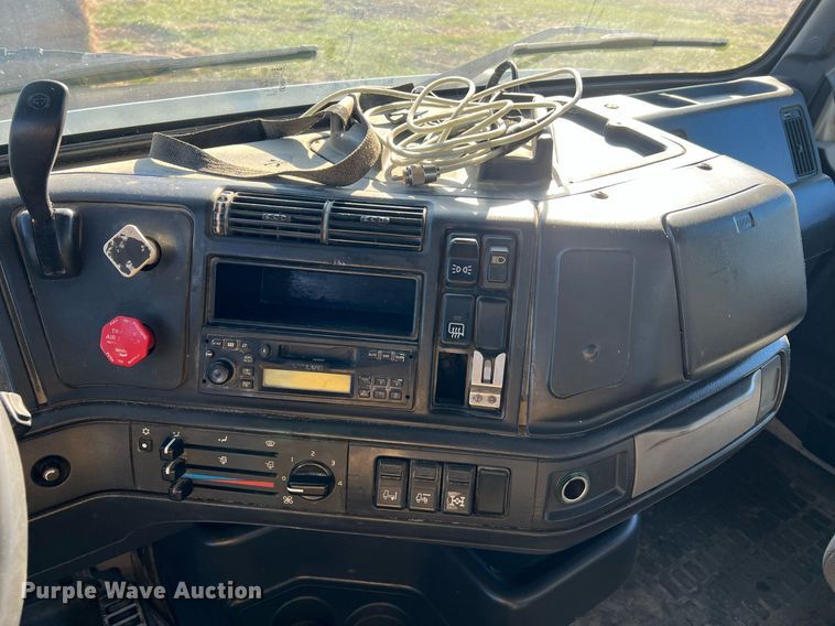 image for item NI9122 2001 Volvo VN Series  semi truck