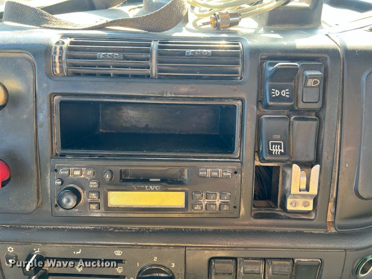 image for item NI9122 2001 Volvo VN Series  semi truck