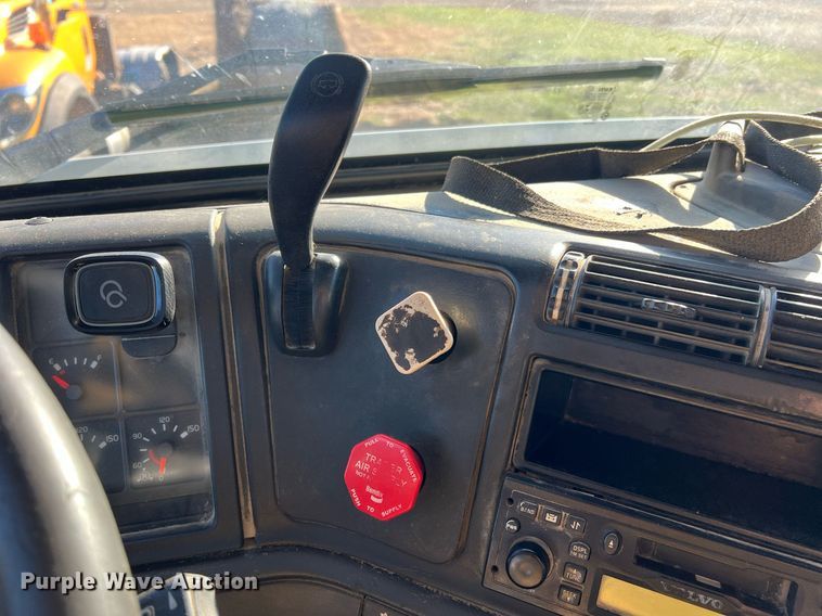 image for item NI9122 2001 Volvo VN Series  semi truck