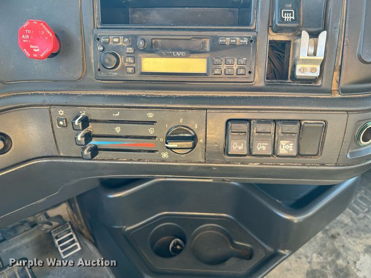 image for item NI9122 2001 Volvo VN Series  semi truck