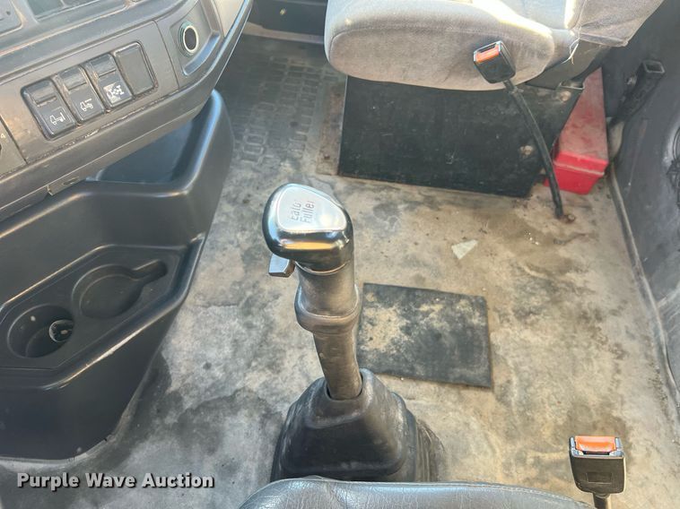 image for item NI9122 2001 Volvo VN Series  semi truck