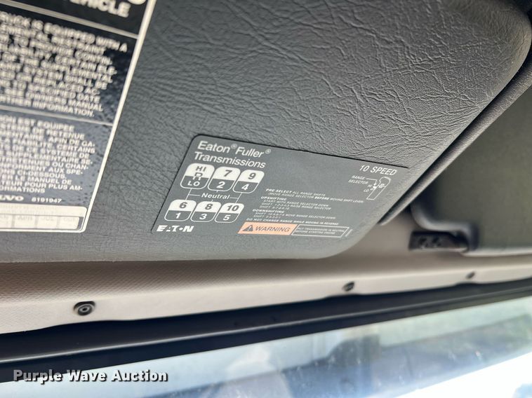 image for item NI9122 2001 Volvo VN Series  semi truck