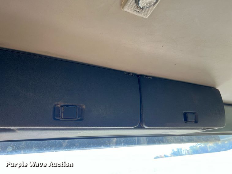 image for item NI9122 2001 Volvo VN Series  semi truck