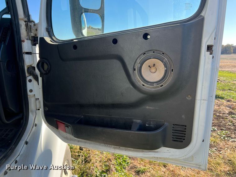 image for item NI9122 2001 Volvo VN Series  semi truck