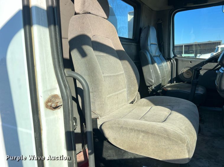 image for item NI9122 2001 Volvo VN Series  semi truck