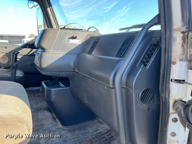 image for item NI9122 2001 Volvo VN Series  semi truck