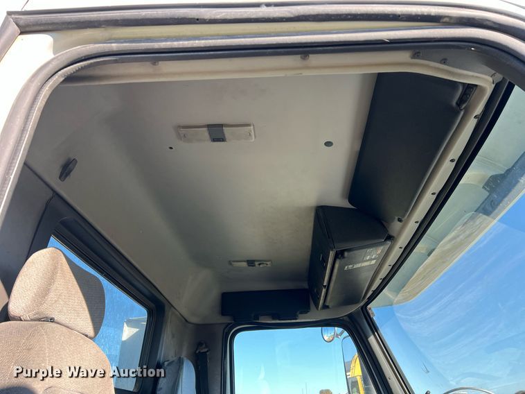 image for item NI9122 2001 Volvo VN Series  semi truck