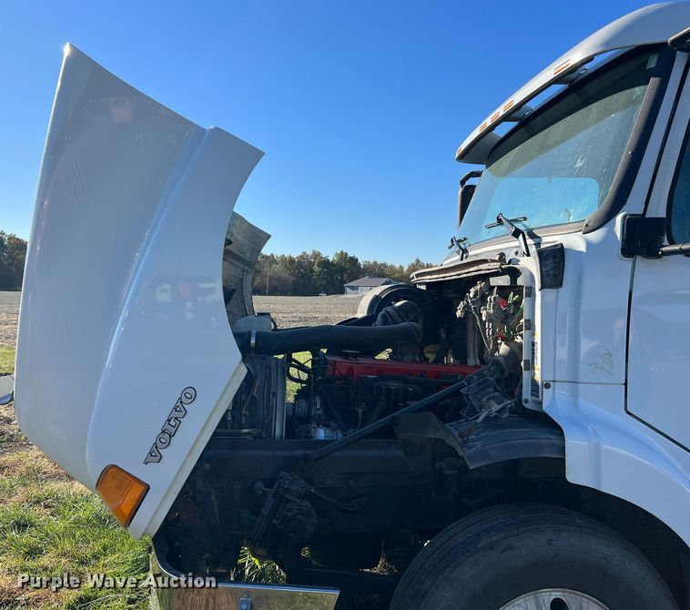 image for item NI9122 2001 Volvo VN Series  semi truck