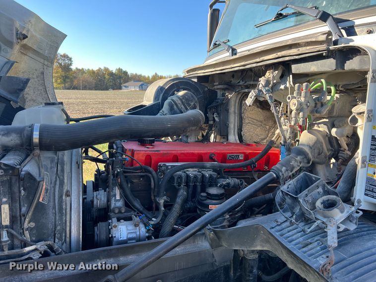 image for item NI9122 2001 Volvo VN Series  semi truck