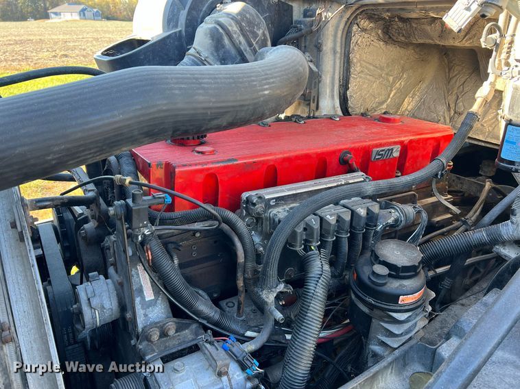 image for item NI9122 2001 Volvo VN Series  semi truck