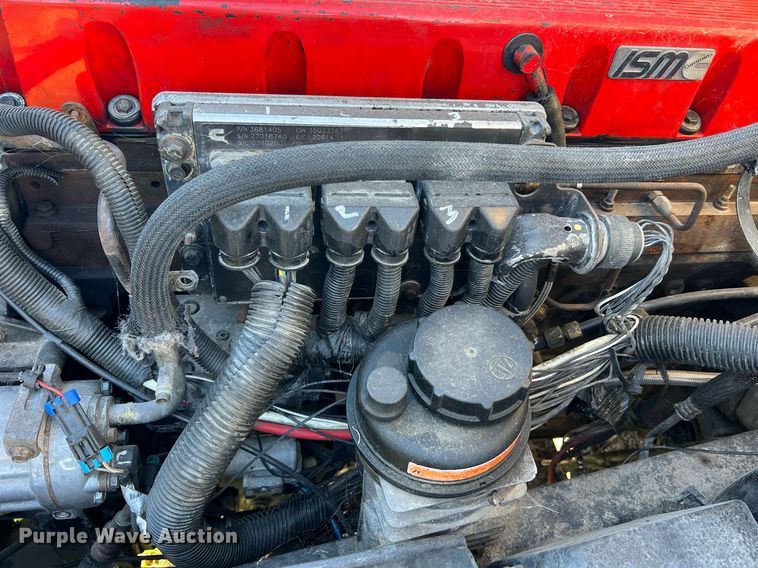 image for item NI9122 2001 Volvo VN Series  semi truck