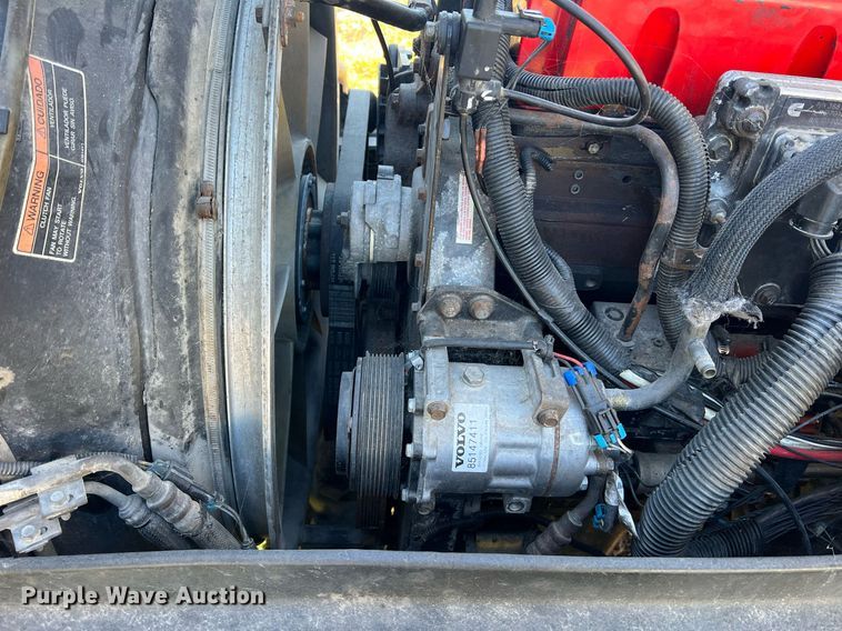 image for item NI9122 2001 Volvo VN Series  semi truck