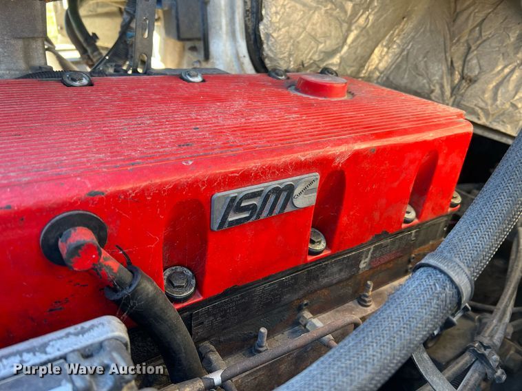 image for item NI9122 2001 Volvo VN Series  semi truck