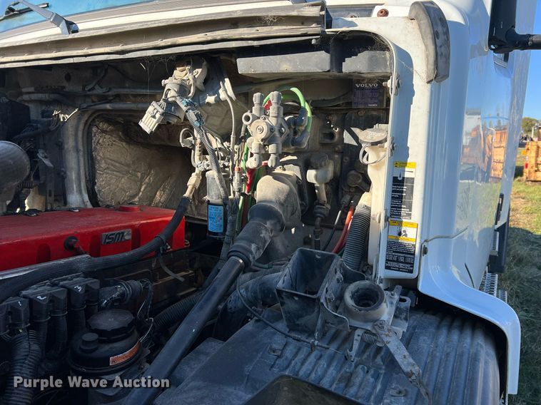 image for item NI9122 2001 Volvo VN Series  semi truck