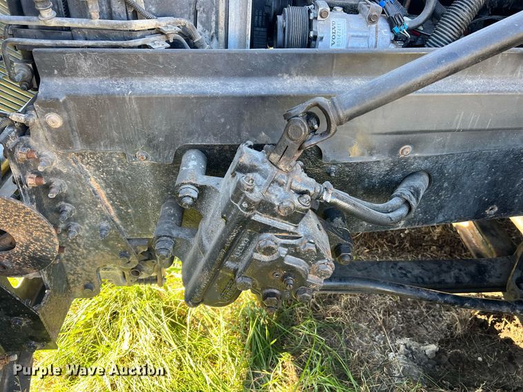 image for item NI9122 2001 Volvo VN Series  semi truck