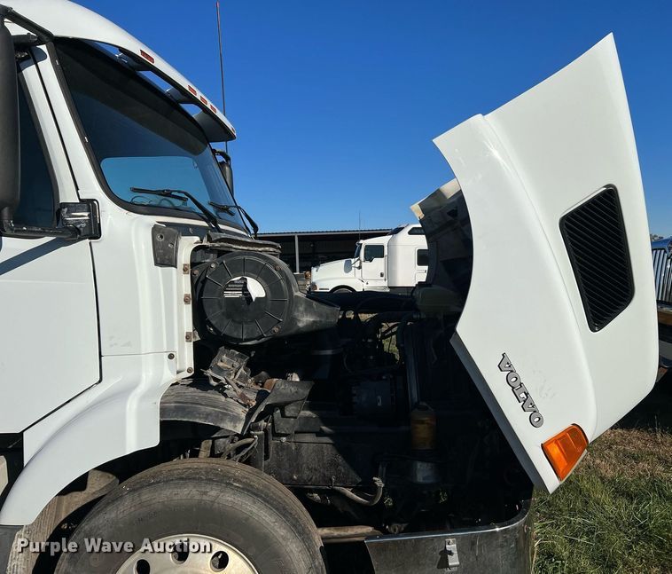 image for item NI9122 2001 Volvo VN Series  semi truck