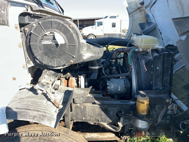 image for item NI9122 2001 Volvo VN Series  semi truck