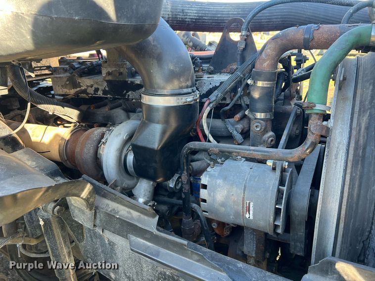 image for item NI9122 2001 Volvo VN Series  semi truck