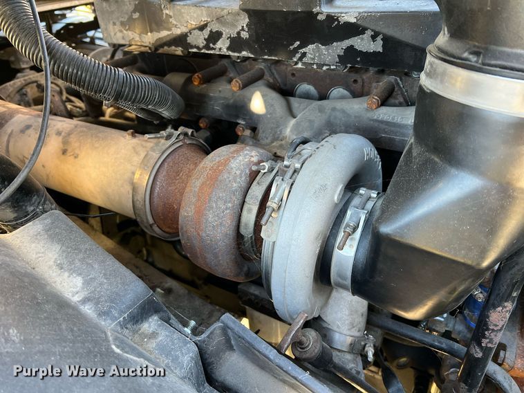 image for item NI9122 2001 Volvo VN Series  semi truck