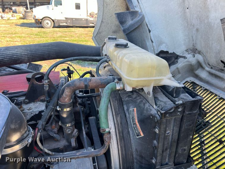 image for item NI9122 2001 Volvo VN Series  semi truck