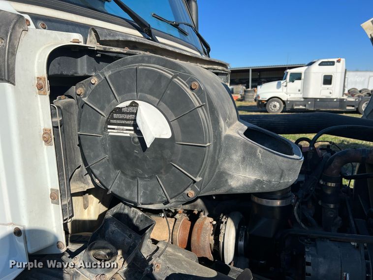 image for item NI9122 2001 Volvo VN Series  semi truck