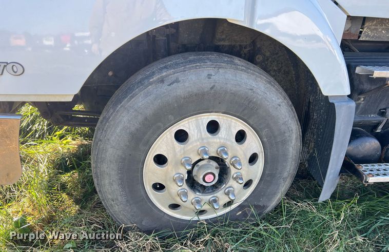 image for item NI9122 2001 Volvo VN Series  semi truck