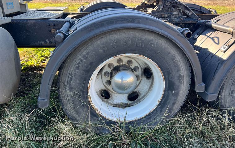 image for item NI9122 2001 Volvo VN Series  semi truck