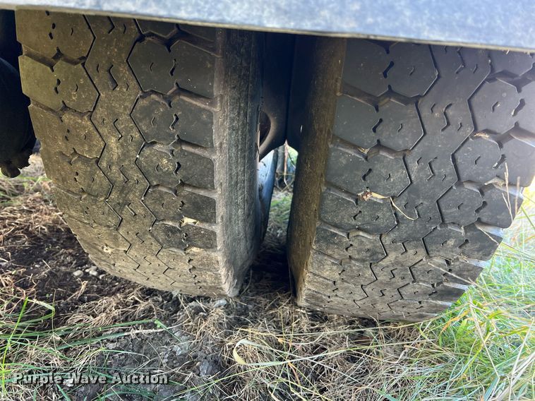 image for item NI9122 2001 Volvo VN Series  semi truck